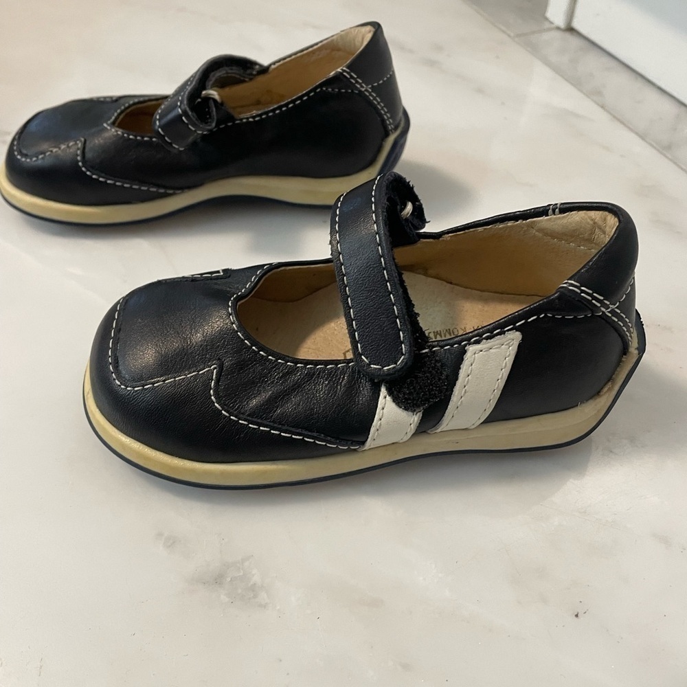 Primigi, size 6 toddler girl Mary Jane’s, sporty comfortable leather navy blue